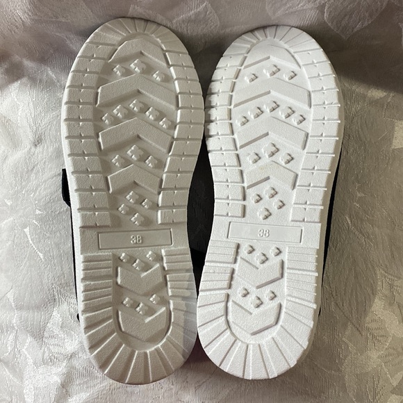 NWOT Faux Fur Slip On Low Top Booties - Picture 6 of 7